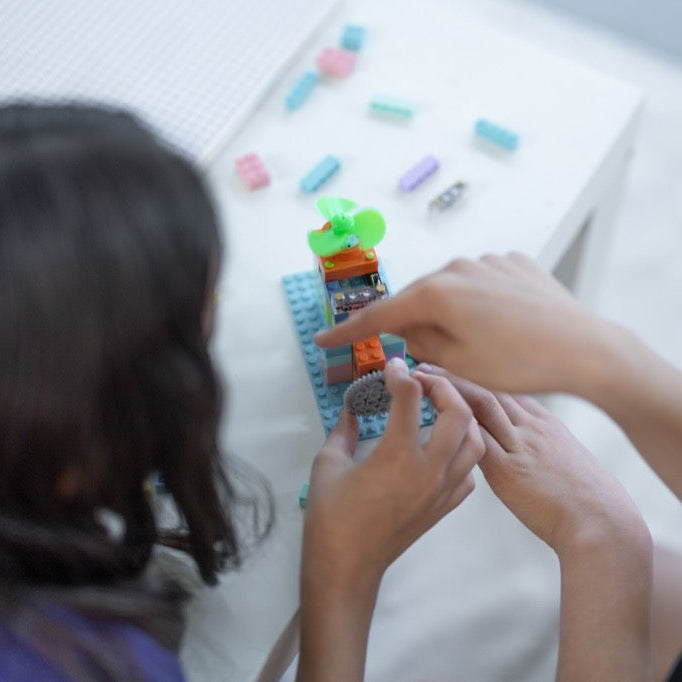 Students using the smart classroom kit to explore STEM concepts, utilizing electronic building blocks for screen-free learning with this comprehensive classroom circuit kit.